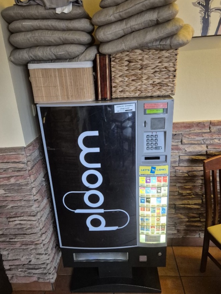 Cigaretový automat v hospodě u kamenné stěny