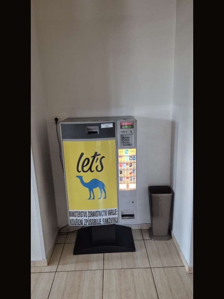 Cigaretový automat v chodbě provozovny