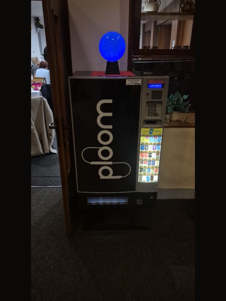 Cigaretový automat v restauraci u dveří do jídelny