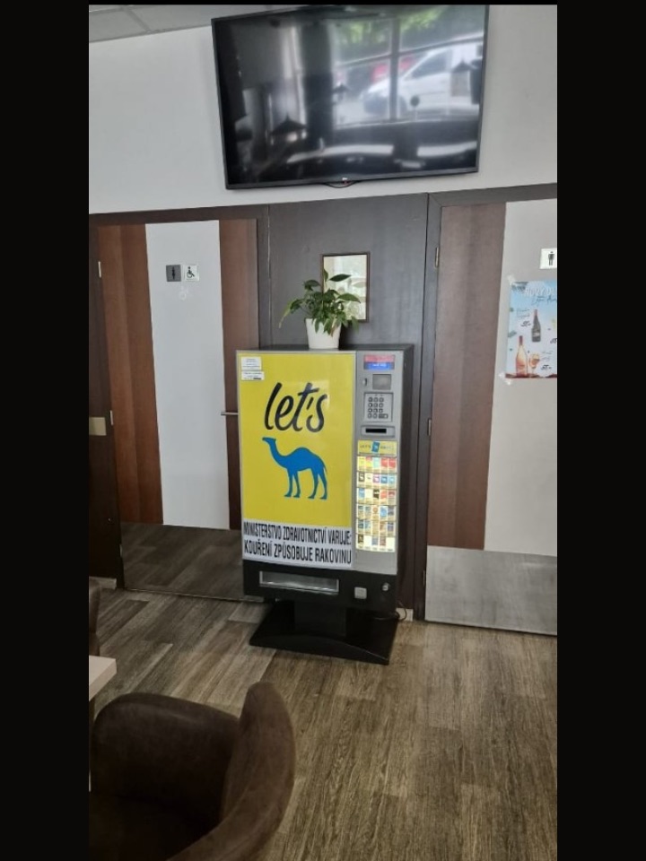 Cigaretový automat v restauraci mezi dveřmi
