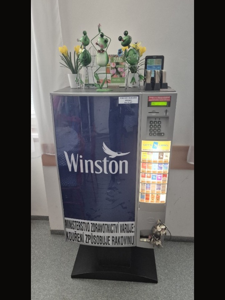 Cigaretový automat v interiéru hospody